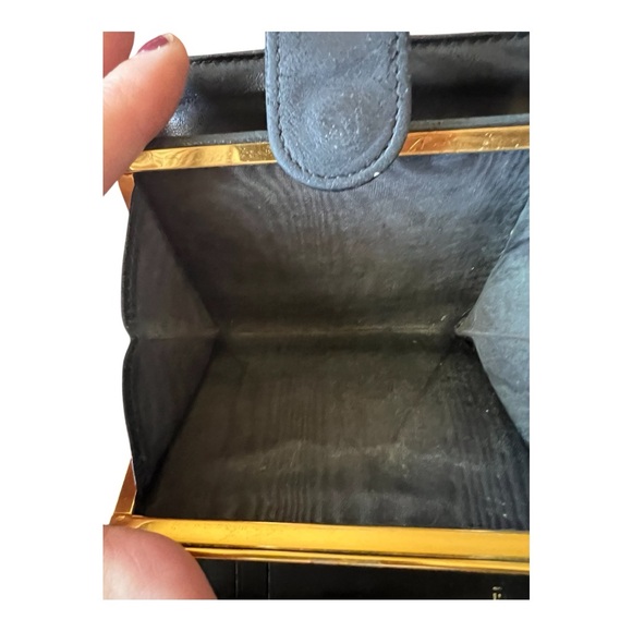 Vintage CHANEL bi-fold compact wallet in black leather with kisslock coin pocket - Picture 5 of 7